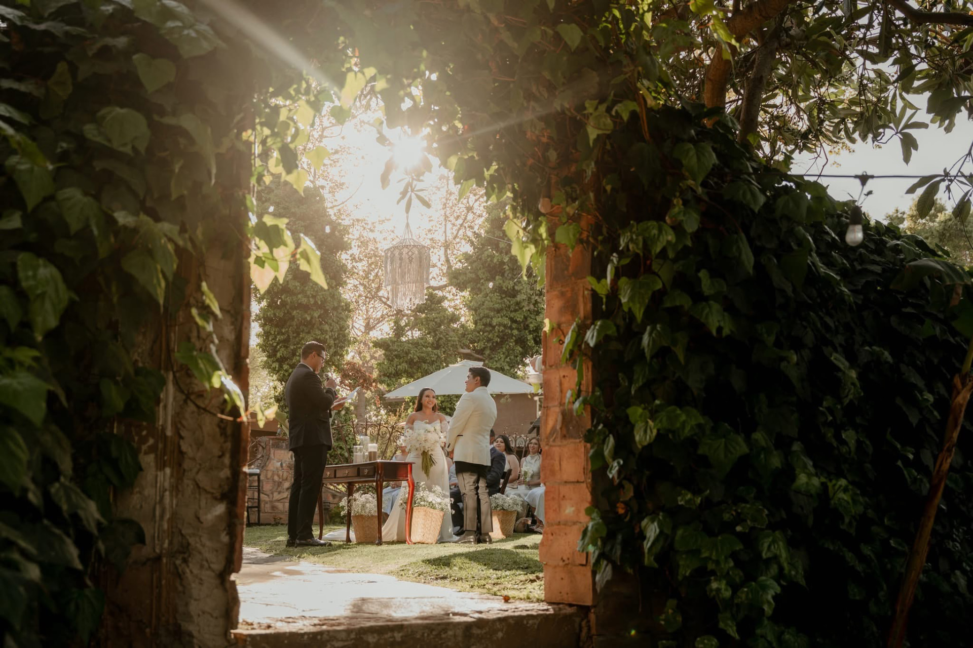Ceremonia al atardecer en los jardines de Villas del Médano
